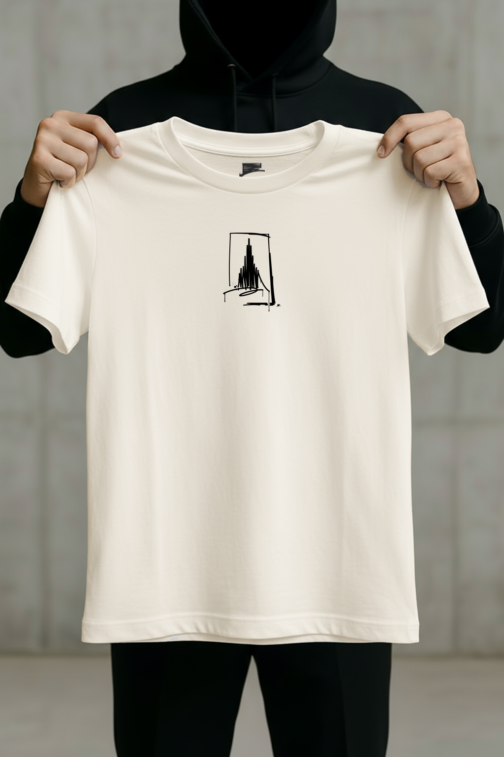 Off-White Urban-Art T-Shirt mit schwarzem Münster-Line-Art-Print, von einer schwarz gekleideten Person vor neutralem Hintergrund gehalten.