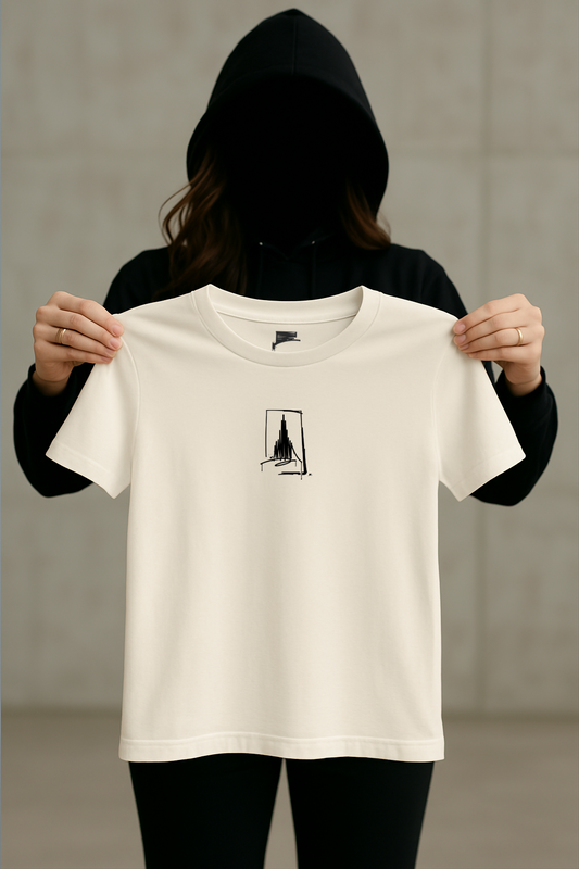 Off-White Urban-Art T-Shirt mit schwarzem Münster-Line-Art-Print, von einer Person im Hoodie vor neutralem Hintergrund gehalten.