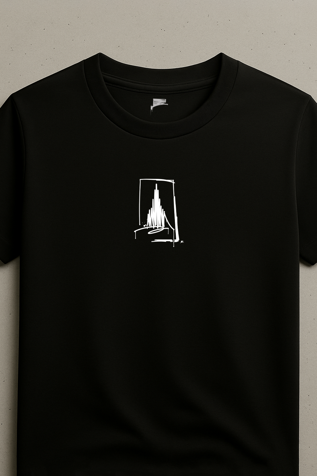 Detailaufnahme eines schwarzen Urban-Art T-Shirts mit weißem Münster-Line-Art-Print auf hellem Hintergrund.